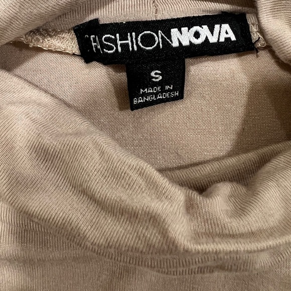 🛑SOLD 🛑
Fashion Nova Lightweight Turtleneck Fitted - Picture 2 of 2